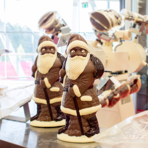 Weihnachtsmann vor Schokoladenschleuder